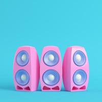pinkfarbener Lautsprecher im Cartoon-Stil auf hellblauem Hintergrund in Pastellfarben foto