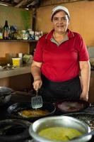 frau, die typisches frühstück in costa rica brät foto