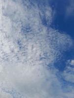 blauer Himmel mit weißer Wolke foto