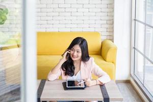 Startup-erfolgreiche Unternehmerin Small Business Woman online mit Laptop erhält Bestellung vom Kunden in ihrem Home Office, Online-Shopping-Marketing und Stay-at-Home-Konzept foto