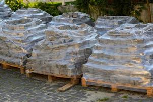 Verpackung grauer neuer Zementziegelplatten foto