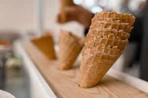 leere Waffelbecher in einem Restaurant vor dem Servieren von Eis. foto