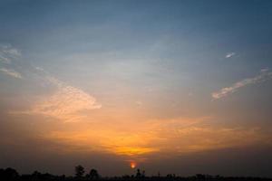 Himmel mit Wolken. Sonnenaufgang Himmelshintergrund foto