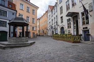 Touristen sitzen am Katzenbrunnen in der Rataskaevu-Straße inmitten von Gebäuden in der Altstadt foto