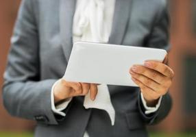 Nahaufnahme auf Geschäftsfrau mit Tablette PC