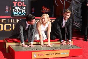 los angeles, oktober 31 - josh hutcherson, jennifer lawrence, liam hemsworth bei der handabdruck- und fußabdruckzeremonie der hungerspiele im tcl chinese theater am 31. oktober 2015 in los angeles, ca foto