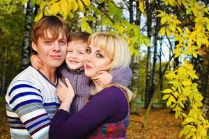 glückliche Familie im Herbstpark foto