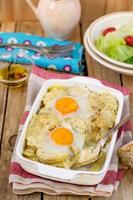 Kartoffelgratin nach französischer Art mit Käse und Eiern foto