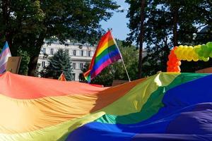 lgbtiq-marschstolz. bunte parade zur feier der lgbtiq-rechte. Demonstranten mit Bannern und Fahnen. Menschenrechte. Stolz, Leidenschaft und Protest. Regenbogenfamilien. Gleichberechtigung für alle. foto