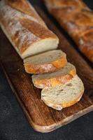 baguette brot weiches brötchen frische bäckerei essen snack auf dem tisch kopienraum essen hintergrund rustikale draufsicht foto