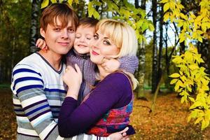 glückliche Familie im Herbstpark foto