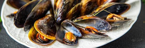 frische muscheln in schalen meeresfrüchte mahlzeit auf dem tisch kopie raum essen hintergrund rustikal foto