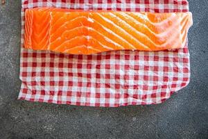 lachs rohe meeresfrüchte frische gesunde mahlzeit essen snack diät auf dem tisch kopierraum essen hintergrund rustikal draufsicht keto oder paläo pescatarian diät foto