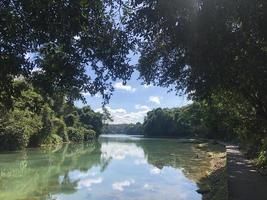 schöner sommersee. ruhiges wasser am schönen sommersonntag foto