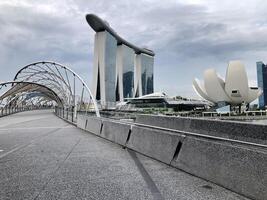 singapur 3. juli 2022 bewölkter blick auf die marina bay sands und helix bridge in singapur wahrzeichen foto