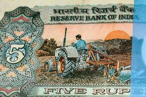 seltene alte Fünf-Rupien-Noten kombiniert auf dem Tisch, indisches Geld auf dem Drehtisch. alte indische Banknoten auf einem rotierenden Tisch, indische Währung auf dem Tisch foto