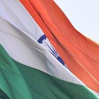 Indien-Flagge, die hoch am Connaught-Platz mit Stolz auf den blauen Himmel fliegt, Indien-Flagge flattert, indische Flagge am Unabhängigkeitstag und Tag der Republik Indien, Schuss nach oben, Schwenken der indischen Flagge, fliegende Indien-Flaggen foto