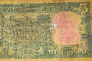 seltene alte Fünf-Rupien-Noten kombiniert auf dem Tisch, indisches Geld auf dem Drehtisch. alte indische Banknoten auf einem rotierenden Tisch, indische Währung auf dem Tisch foto