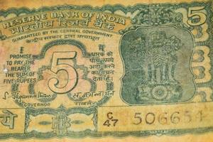 seltene alte Fünf-Rupien-Noten kombiniert auf dem Tisch, indisches Geld auf dem Drehtisch. alte indische Banknoten auf einem rotierenden Tisch, indische Währung auf dem Tisch foto