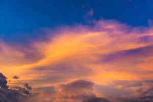 der himmel mit wolke schönem sonnenunterganghintergrund foto