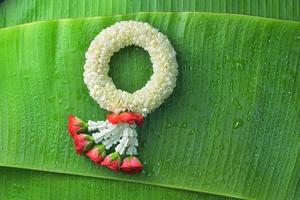 thailändische traditionelle jasmingirlande. symbol des muttertages in thailand auf bananenblatt foto