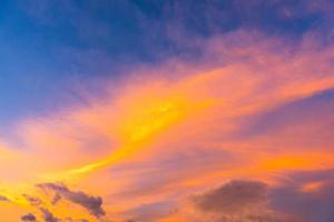 der himmel mit wolke schönem sonnenunterganghintergrund foto