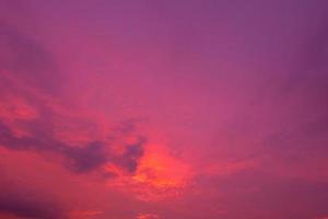 der himmel mit wolke schönem sonnenunterganghintergrund foto