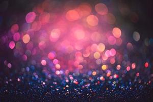 Bokeh-Effekt glitzert bunt verschwommen abstrakter Hintergrund für Geburtstag, Jubiläum, Hochzeit, Silvester oder Weihnachten foto