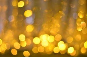 goldene glitzernde bokeh-beleuchtungsbeschaffenheit verschwommener abstrakter hintergrund für geburtstag, jahrestag, hochzeit, silvester oder weihnachten foto