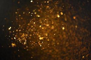 goldene glitzernde bokeh-beleuchtungsbeschaffenheit verschwommener abstrakter hintergrund für geburtstag, jahrestag, hochzeit, silvester oder weihnachten foto