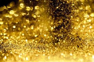 goldene glitzernde bokeh-beleuchtungsbeschaffenheit verschwommener abstrakter hintergrund für geburtstag, jahrestag, hochzeit, silvester oder weihnachten foto