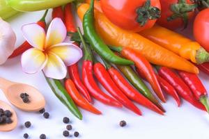 asiatische zutaten essen frische gewürze gemüse tomate, chili, knoblauch, pfeffer, plumeria draufsicht mit platz für text. foto