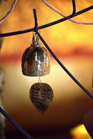 glocke-goldene glocke und das pho-blatt im buddha-tempel foto