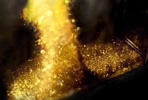 goldene glitzernde bokeh-beleuchtungsbeschaffenheit verschwommener abstrakter hintergrund für geburtstag, jahrestag, hochzeit, silvester oder weihnachten