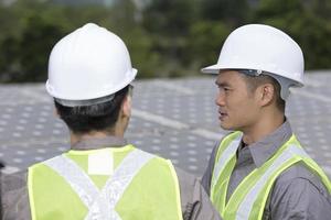 zwei asiatische Ingenieure in einer Solarstation