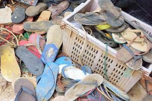alte Schuhabfälle, die nicht verwendet wurden, wurden dann im Korb gelassen foto