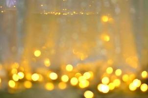 goldene glitzernde bokeh-beleuchtungsbeschaffenheit verschwommener abstrakter hintergrund für geburtstag, jahrestag, hochzeit, silvester oder weihnachten foto