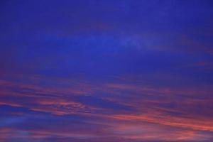 der himmel mit wolke schönem sonnenunterganghintergrund foto