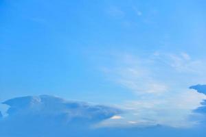 der himmel mit wolke schönem sonnenunterganghintergrund foto