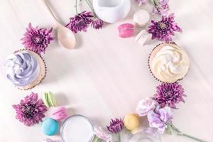 macarons oder makronen und cupcakes mit milch auf einem vintage pastellfarben dessert süß schön zu essen foto