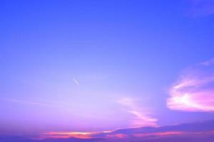 der himmel mit wolke schönem sonnenunterganghintergrund foto