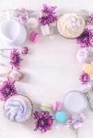macarons oder makronen und cupcakes mit milch auf einem vintage pastellfarben dessert süß schön zu essen foto