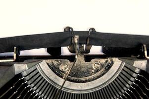 gerader Blick auf eine alte Schreibmaschine in Vintage-Farbe. kopierraum und altes konzept foto