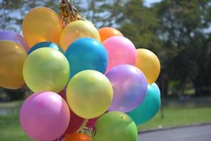 bunte luftballons mit feier und verschiedenen partykonfetti foto