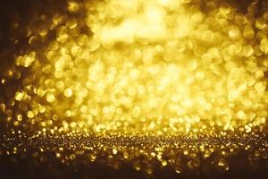 goldene glitzernde bokeh-beleuchtungsbeschaffenheit verschwommener abstrakter hintergrund für geburtstag, jahrestag, hochzeit, silvester oder weihnachten foto