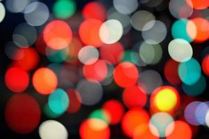 bokeh glitzer bunt verschwommener abstrakter hintergrund für geburtstag, jahrestag, hochzeit, silvester oder weihnachten foto