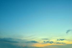 der himmel mit wolke schönem sonnenunterganghintergrund foto