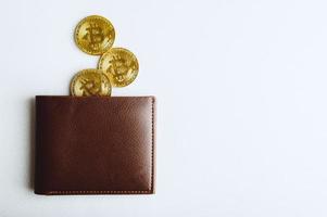 In der Brieftasche befindet sich eine Bitcoin-Münze. Kryptowährung in Ihrer Brieftasche foto