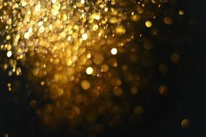 goldene glitzernde bokeh-beleuchtungsbeschaffenheit verschwommener abstrakter hintergrund für geburtstag, jahrestag, hochzeit, silvester oder weihnachten foto