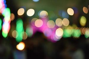 bokeh glitzer bunt verschwommener abstrakter hintergrund für geburtstag, jahrestag, hochzeit, silvester oder weihnachten foto